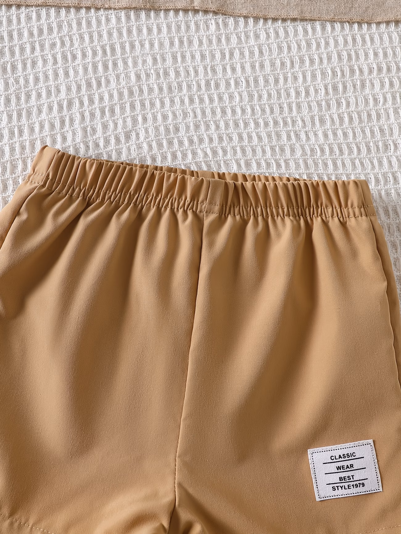 ensemble 4 pièces pour bébé garçon style européen et américain, motif de dessin + haut à manches courtes rayé et élégant avec de boutonnage semi-ouverte + short à taille élastique, vêtements dété pour bébé garçon, tenue dété et tendance, vêtements fins pour bébé, style gentleman, style collège, short à manches courtes et 2