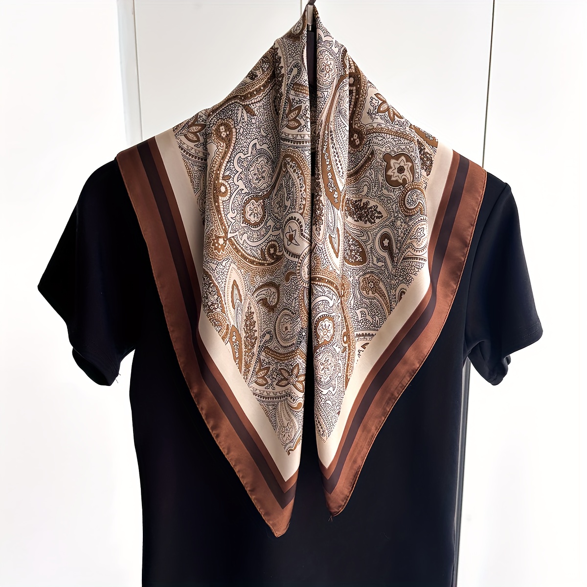 E-shop Ein stilvoller brauner Paisley-Square-Schal, der vielseitig verwendbar ist, wie z.B. als Kopftuch, Schal oder Umhang. Er hat eine Textur und ist