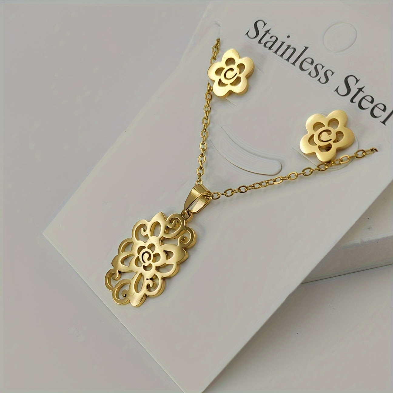 

Elegant Stainless Steel Tea Flower Necklace And Earrings Set - Perfect For Everyday Wear Or As A Gift. Suitable For Both Casual And Holiday Occasions. 18k Golden Plated, No Battery Required.