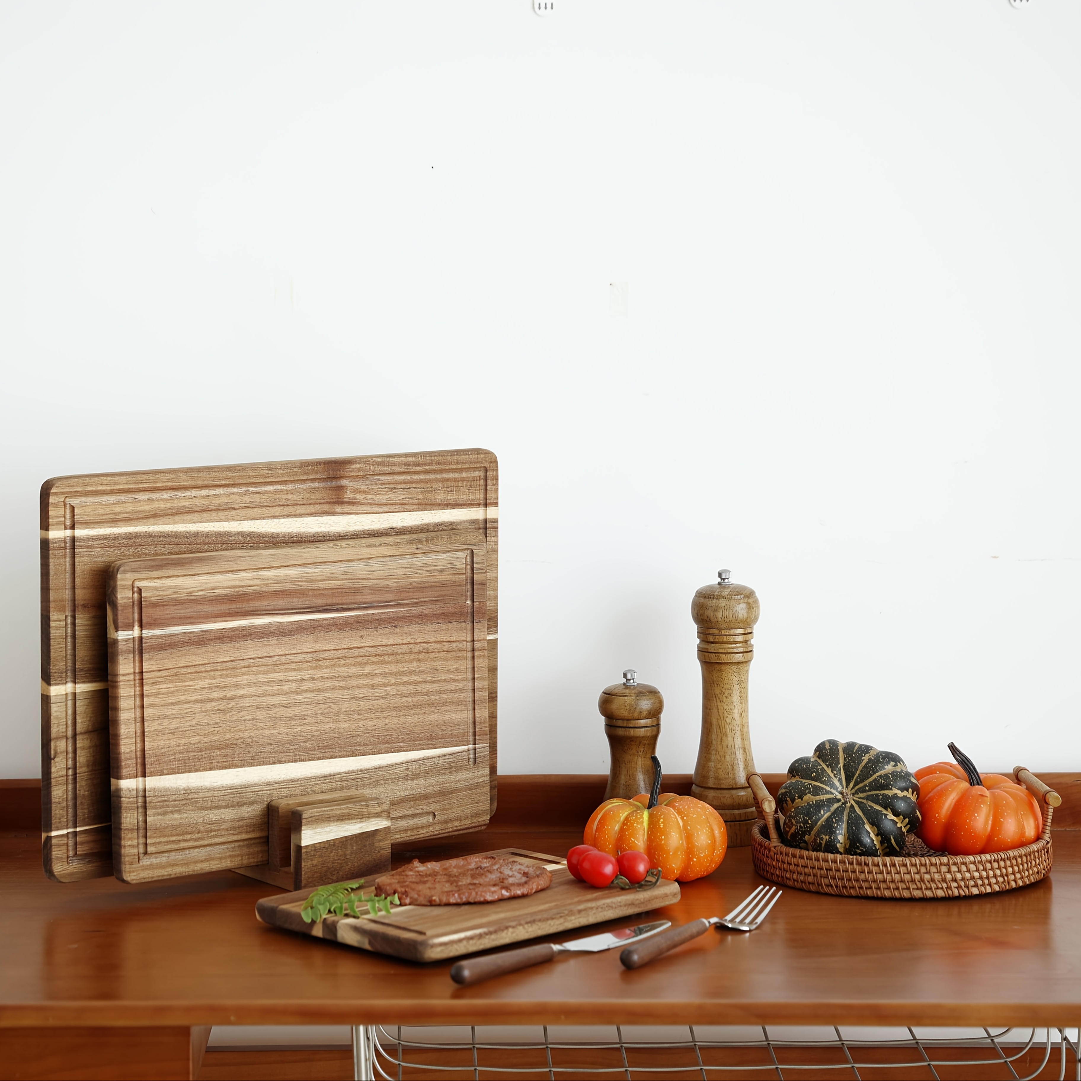 E-shop 3er-Set Acacia-Schneidebretter (40 x 30 cm / 33 x 24 cm / 26 x 18 cm) mit Bretteständer, 2 cm dicke Holzbrettchen mit Saftkanal, Designer