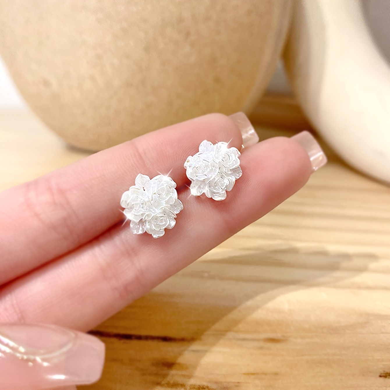 TEMU Popular Women's Stud Earrings, A Pair Of Minimalist And Stylish White Flower Additions That Are Versatile And Unique
