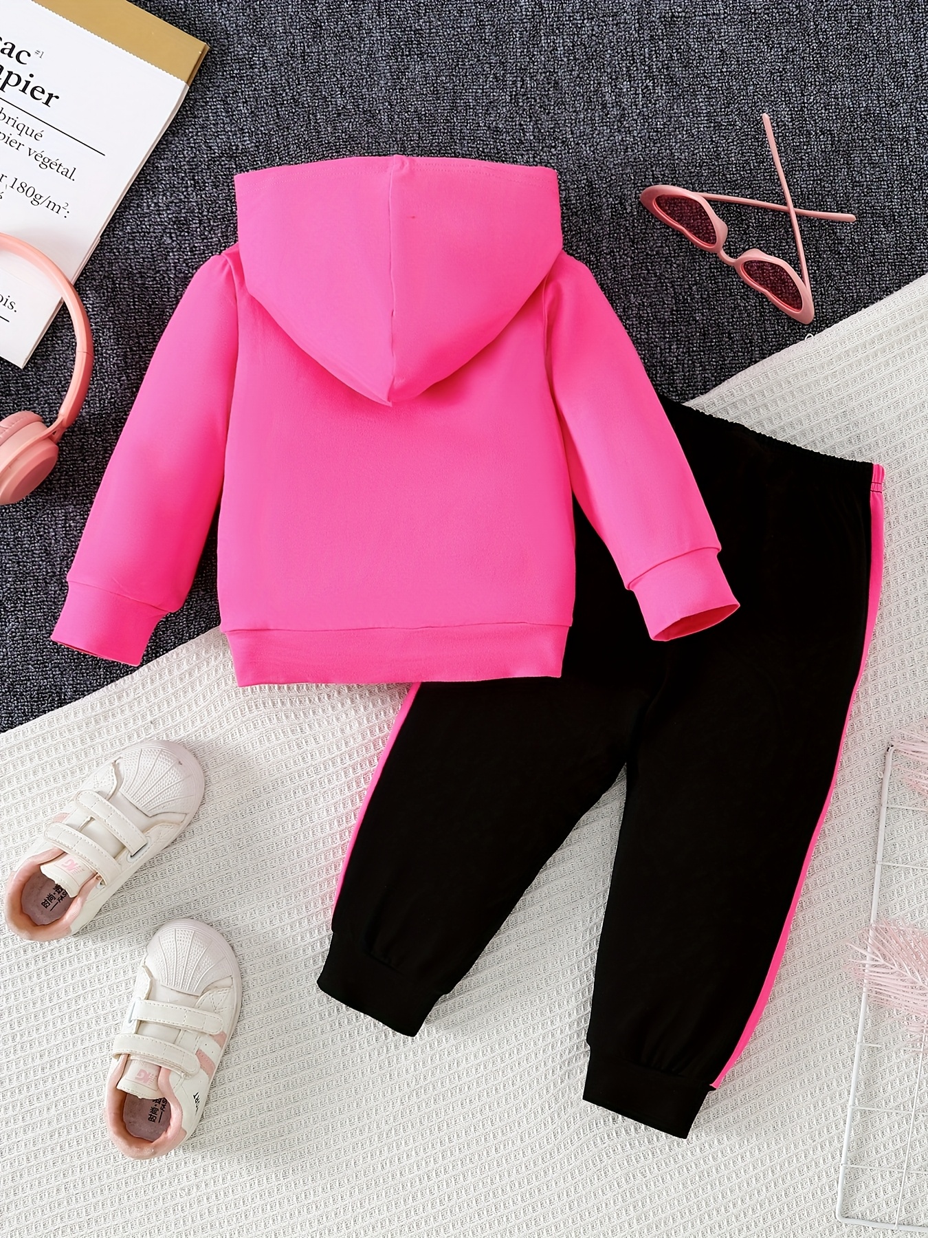 2-delige set DISNEY Officieel Gelicenseerde Minnie Mouse Hoodie & Broek / Outfit - Roze en Zwart met Iconische Strik- en Orenprint, zachte pullover sweatpak voor (Winterkleding, Machinewasbaar), Perfecte