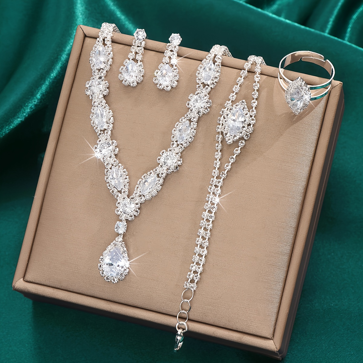 E-shop Elegantes Damen Schmuckset - Schickes Halsketten, Ohrring, Armband- und Ring-Set mit funkelnden Akzenten - für Hochzeiten, Halloween und