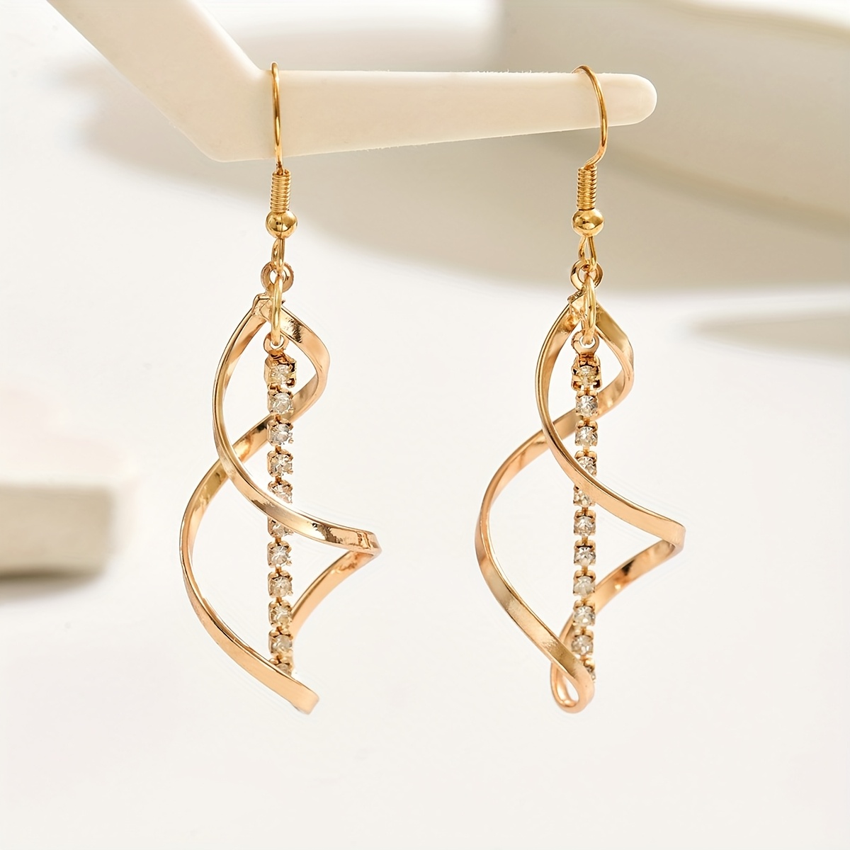 E-shop 1 Paar elegante geometrische Spiral-Ohrringe für Damen mit Schleifendesign, verziert mit funkelnden Strass-Metallketten; geeigneter Schmuck für