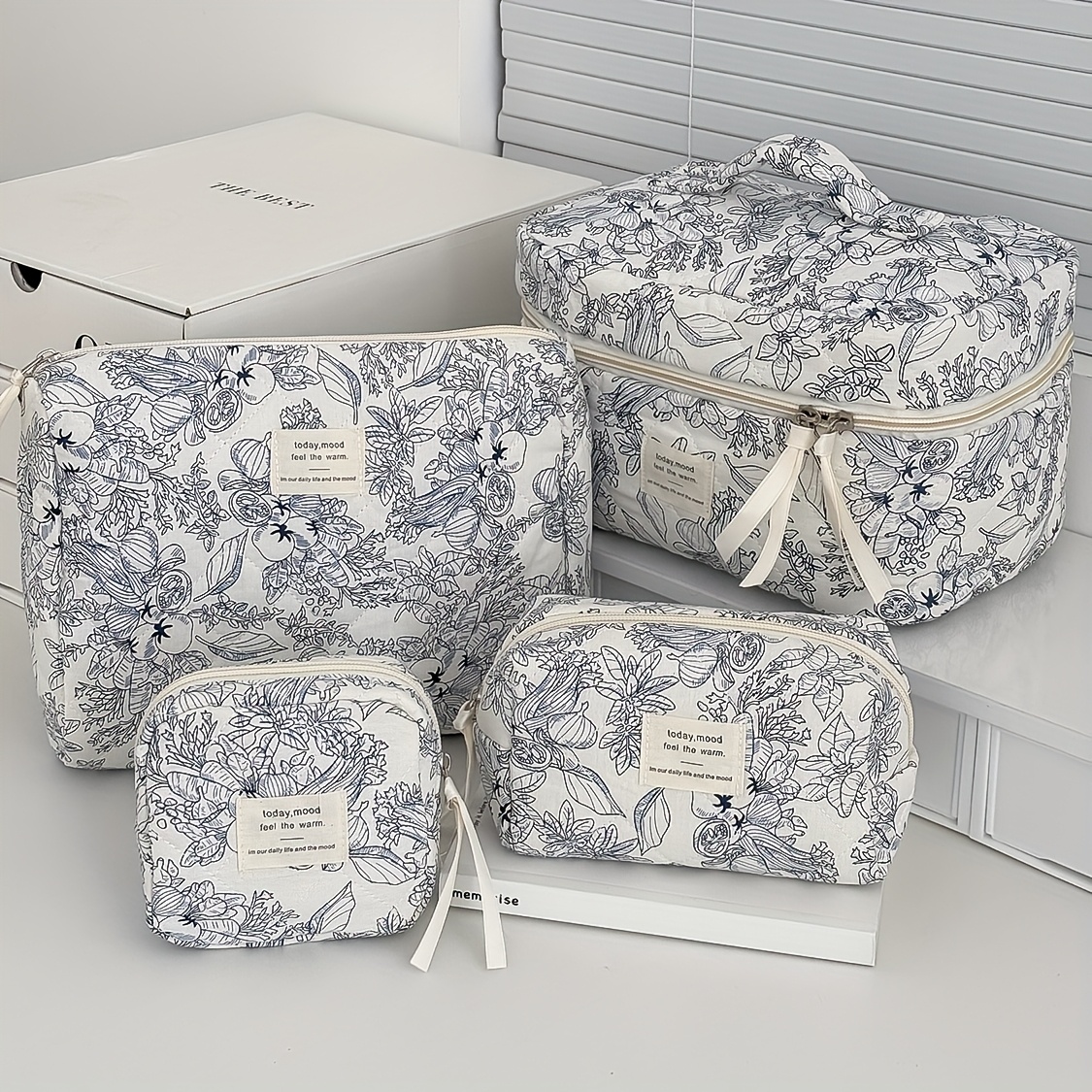 Ensemble de quatre pièces/Organisateurs d'emballage à motifs floraux bleus, sacs trieurs pour bagages adaptés à plusieurs scénarios, organisation portable en voyage avec grande capacité idéale pour cosmétiques, vêtements et plus encore. Trousse toilette lavable au design tendance, Organisateur de Bagages,Sacs de Compression pour Voyage,Valise à Main Grande avec Double Fermeture Éclair,Cubes de Rangement pour Valises,Cubes de Rangement pour Voyage,