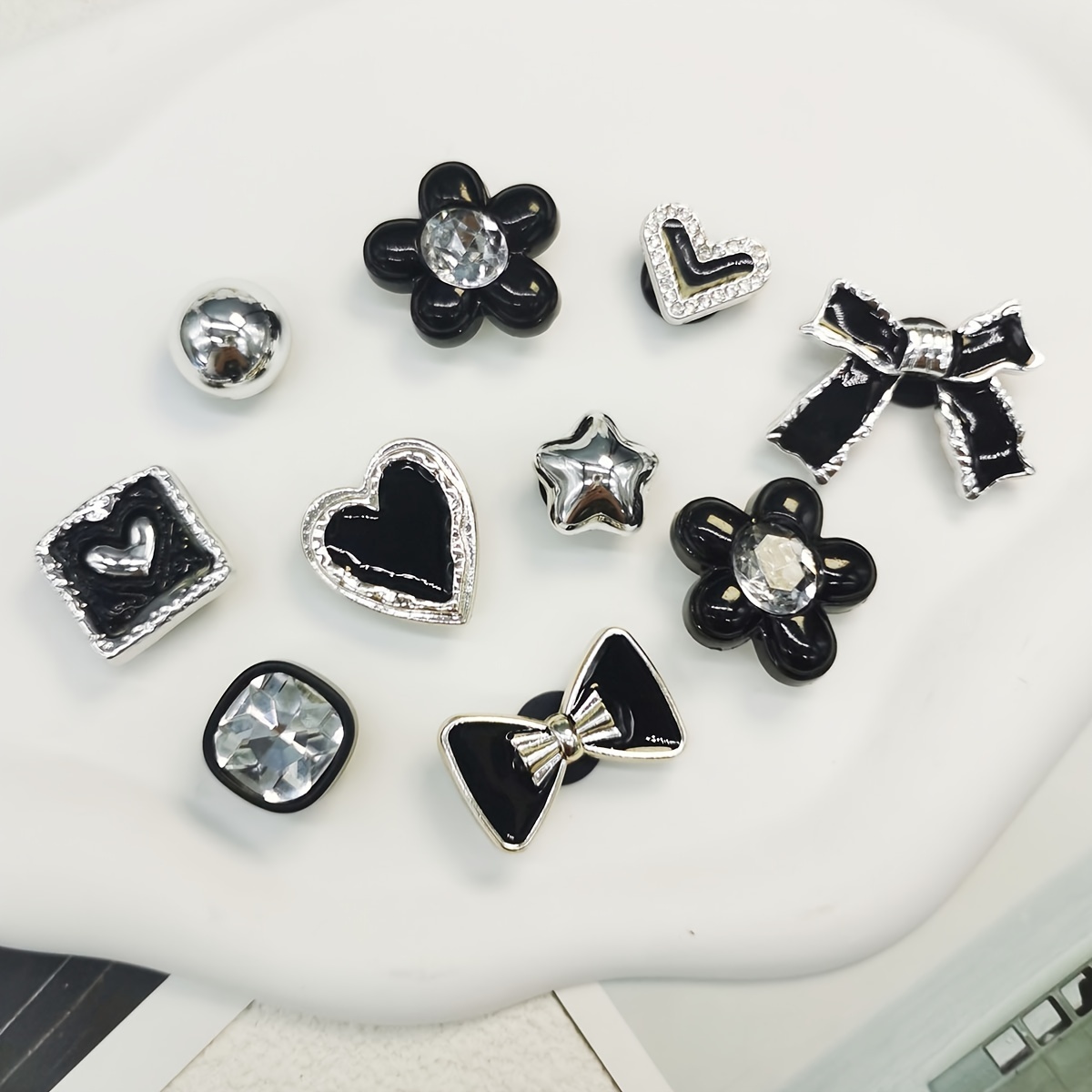 

10pcs Black & Charms, Abs Heart & Star Diy Decorations, Shoe Clips Accessories For Women's Slides, Sandals, Slippers, Beach Bags, Ideal For , Halloween, Birthday Party Gifts (shoes Not Included)