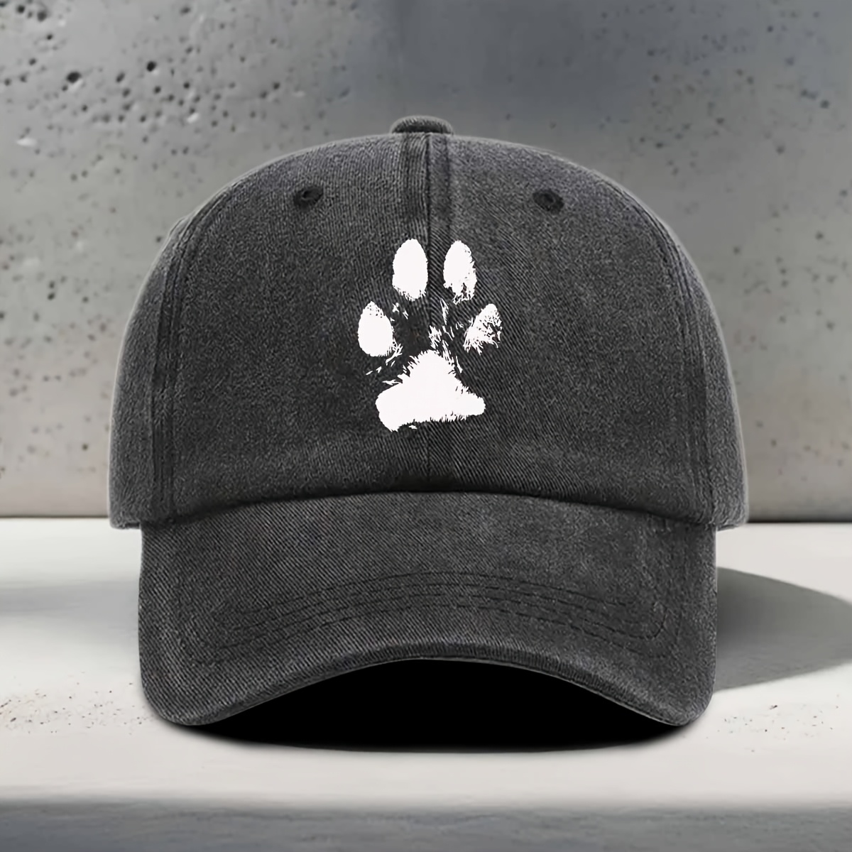 E-shop Eine Baseballkappe mit einem weißen, unscharfen Pfotenabdruck-Design, geeignet für Outdoor-Aktivitäten und Wandern, mit einem gewaschenen
