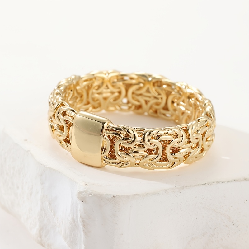 E-shop Modischer und klassischer goldenfarbener, einfacher Ring mit einem gewickelten Design, geeignet für Damen zum Tragen bei täglichen, lässigen