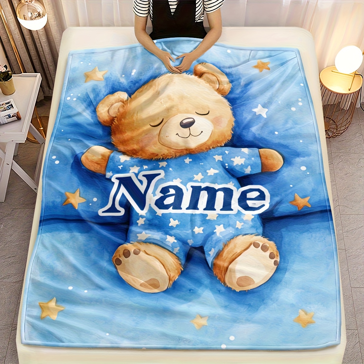 E-shop Personalisierte Teddybär Fleece Decke - Weich, leicht und warm mit individuellem Namen - Niedliches blaues Sternenhimmel Design, ideal für