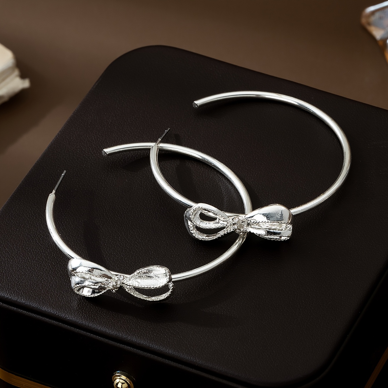 1 Pair Of European And American Fashionable, Versatile, And -shaped Hoop Earrings With A , Featuring A Bohemian Style That Exudes And Temperament, Suitable For Daily Wear, Banquets, And Vacations
