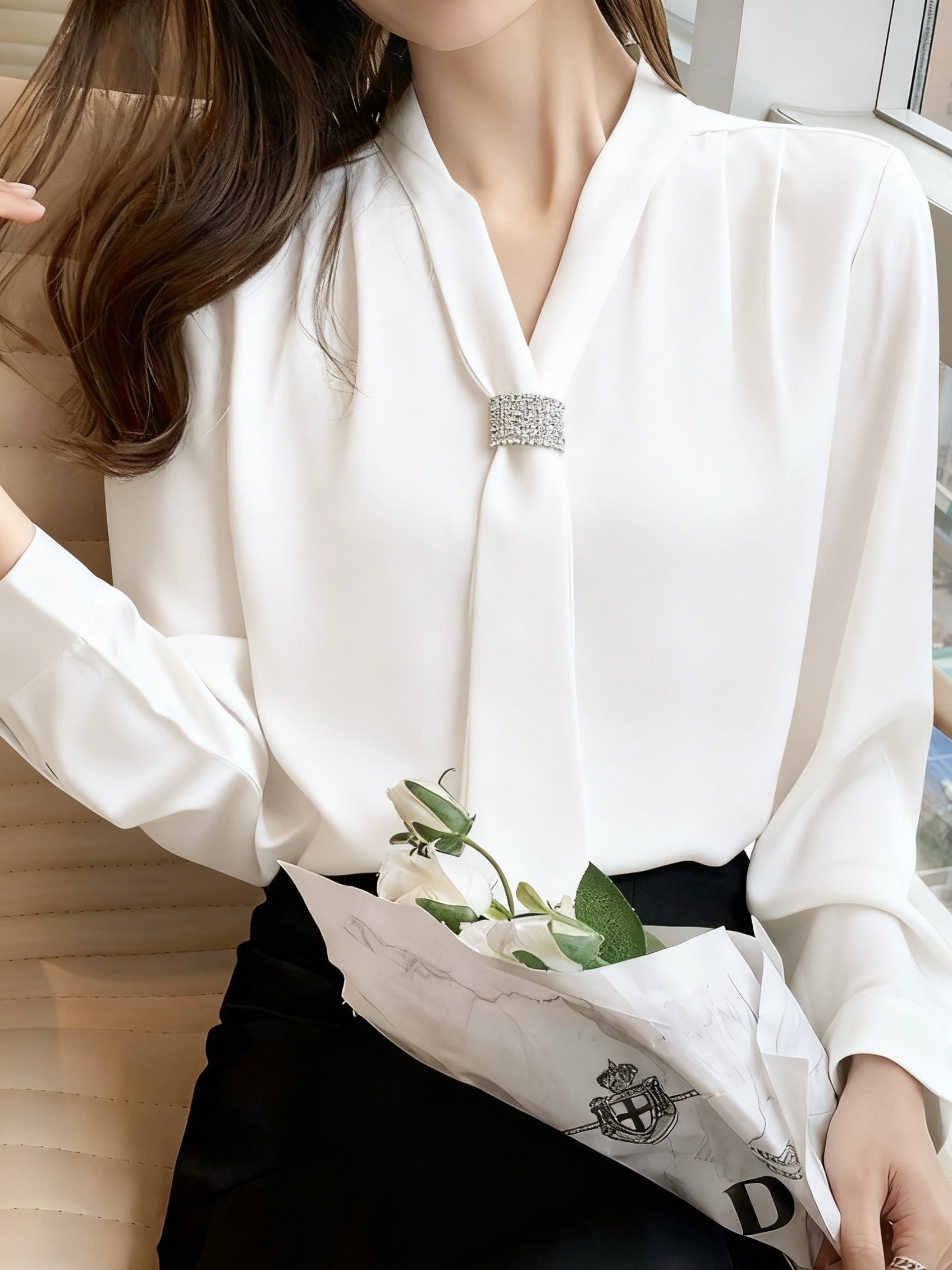 Elegante Blusa de Satén Inspirada en el Medio Oriente para Mujer - Camisa de Manga Larga con Cuello en V y Detalle de Lazo en Color Burdeos Sólido, Lavable a Máquina y Ajuste Sastre para Uso en Todas las Estaciones, Atuendo Formal, Acabado Elegante