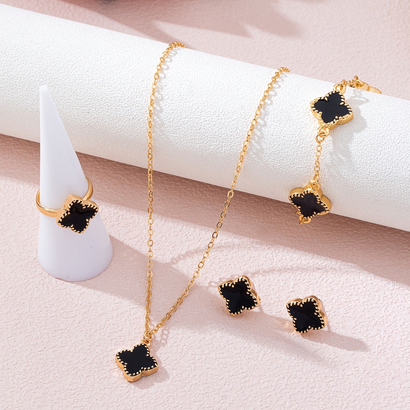 E-shop 4-teiliges Set frischer, eleganter modischer Emaille-Schmuck mit Blumen-Anhänger im rustikalen Stil, geeignet für Damen zu Banketten oder Partys