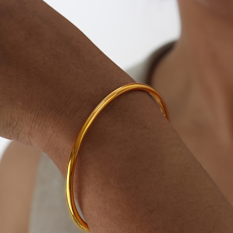Women's Exquisite Round Closed Stainless Steel Bracelet, Elegant Design