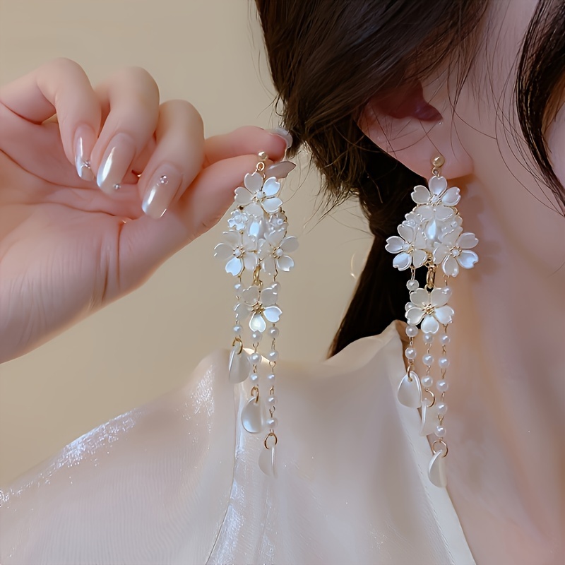 

Elegant & Luxury Style, 1 Pair, White Flower Tassel Stud Earrings Inlaid Shiny Faux Pearl For Ladies, Delicate Temperament Accessory For Daily Wear & Matching Outfit, Perfect Gift For Ladies