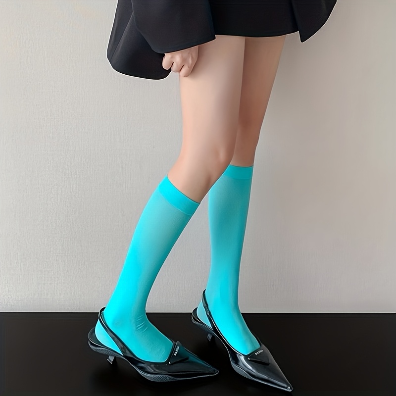 TEMU Ces chaussettes montantes colorées présentent une palette de couleurs bonbon vives qui égaye n'importe quelle tenue. parfaitement de trop serré