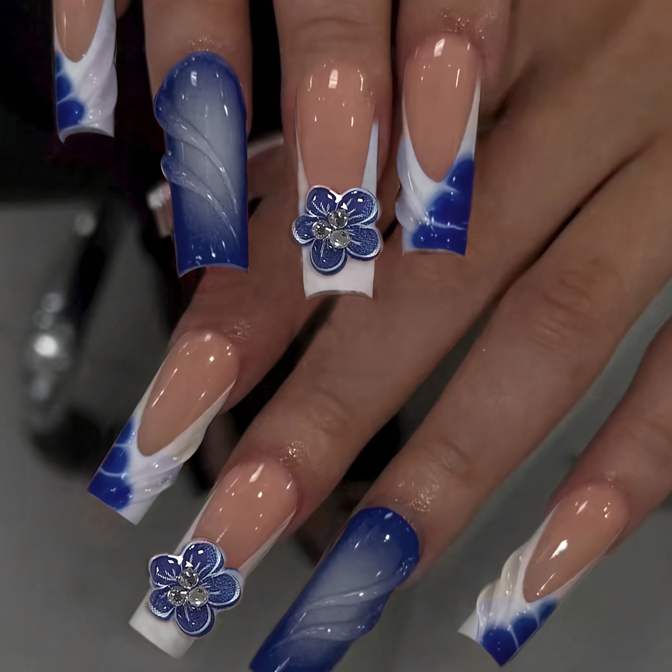 E-shop 24 Quadratische, gleich lange, gepresste Fingernägel, Blau-Weißes Kamelienmuster, Glänzender Weißer Diamant, 3D Luxus Gel, Blau-Weißes Puder,