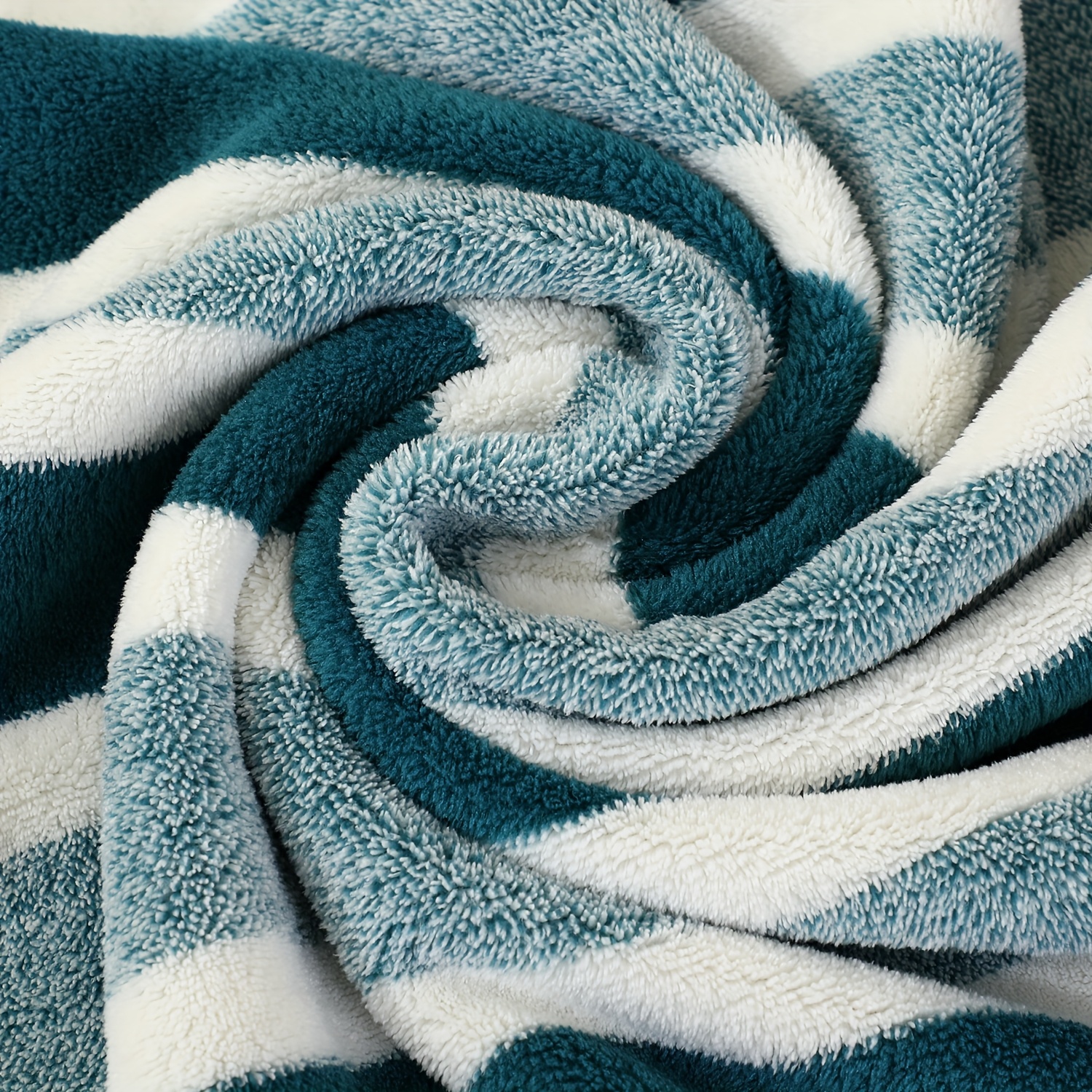 This 17pcs Ultra-Soft Coral Fleece Bath Towel Set Includes 5 Bath Towels (70.0 X 140.0 cm), 6 Hand Towels (42.01 X 70.0 cm), And 6 Face Towels (34.01 X 34.01 cm). Quick-Drying, Absorbent, And Lightweight, It'S Suitable for Home, Hotel