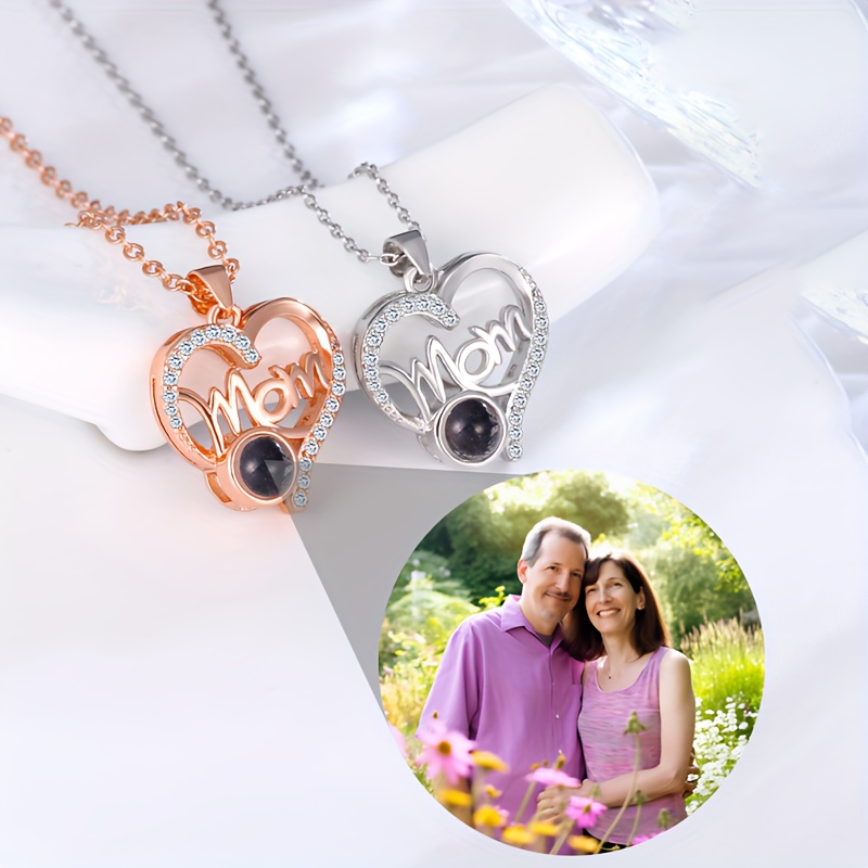 

Collier de Projection de Photo Personnalisé - Pendentif Élégant en de Cœur en Cuivre avec l' MOM, Cadeau pour Maman, Épouse, pour des Mères & la Saint-Valentin