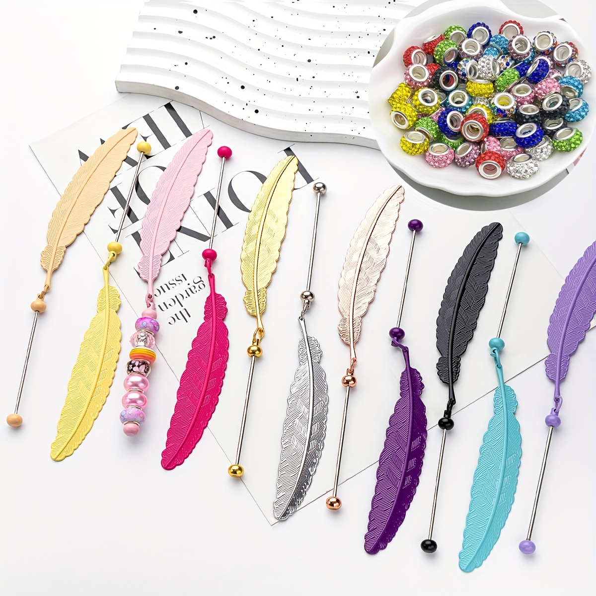 

Ensemble de 24 Marque-pages en Plumes Perles Colorées - Kit de Bricolage avec 4 Marque-pages en Métal & 20 Perles Assorties.