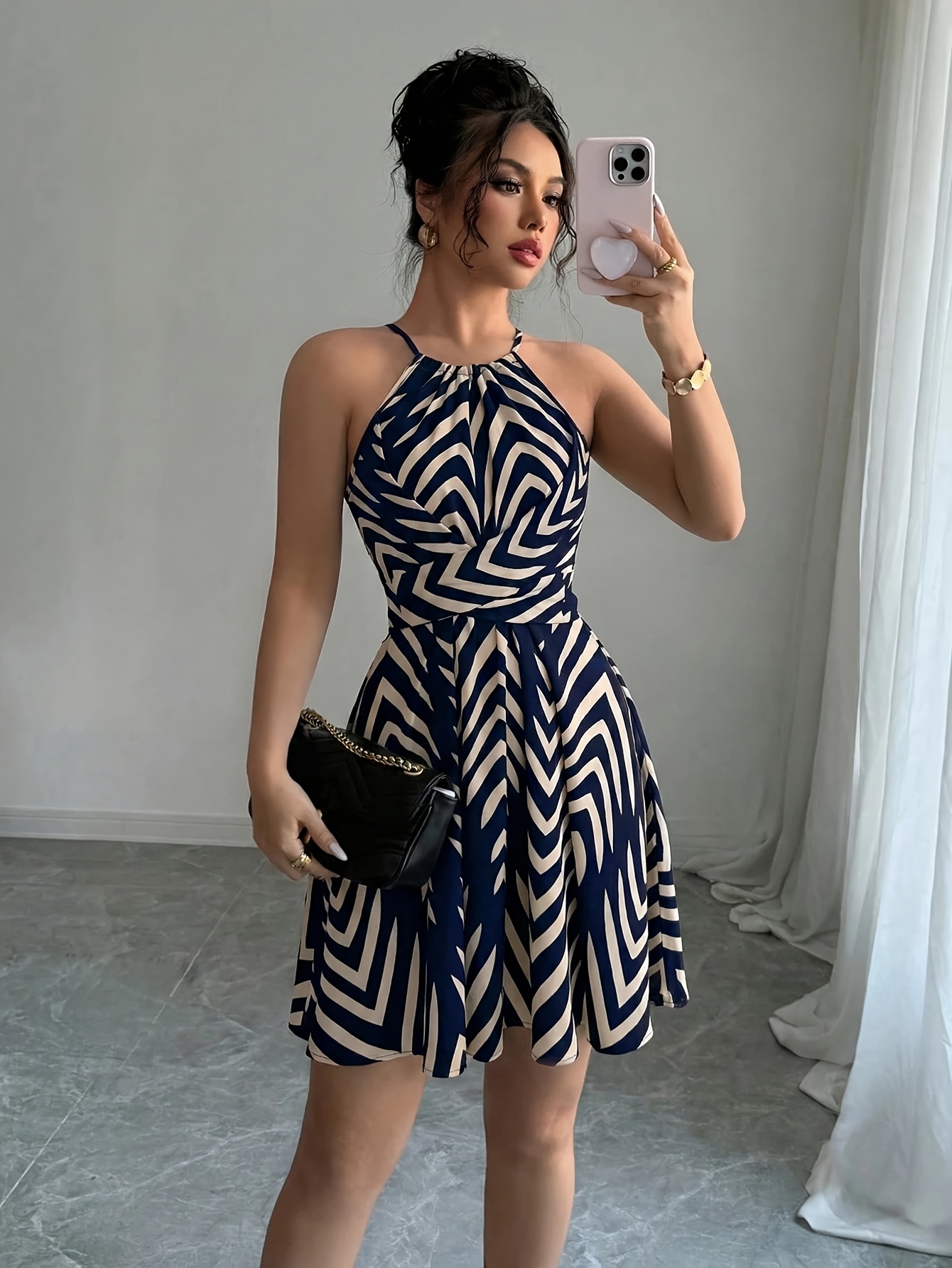 Vestido Curto Evasê com Laço e Estampado de Arco 4