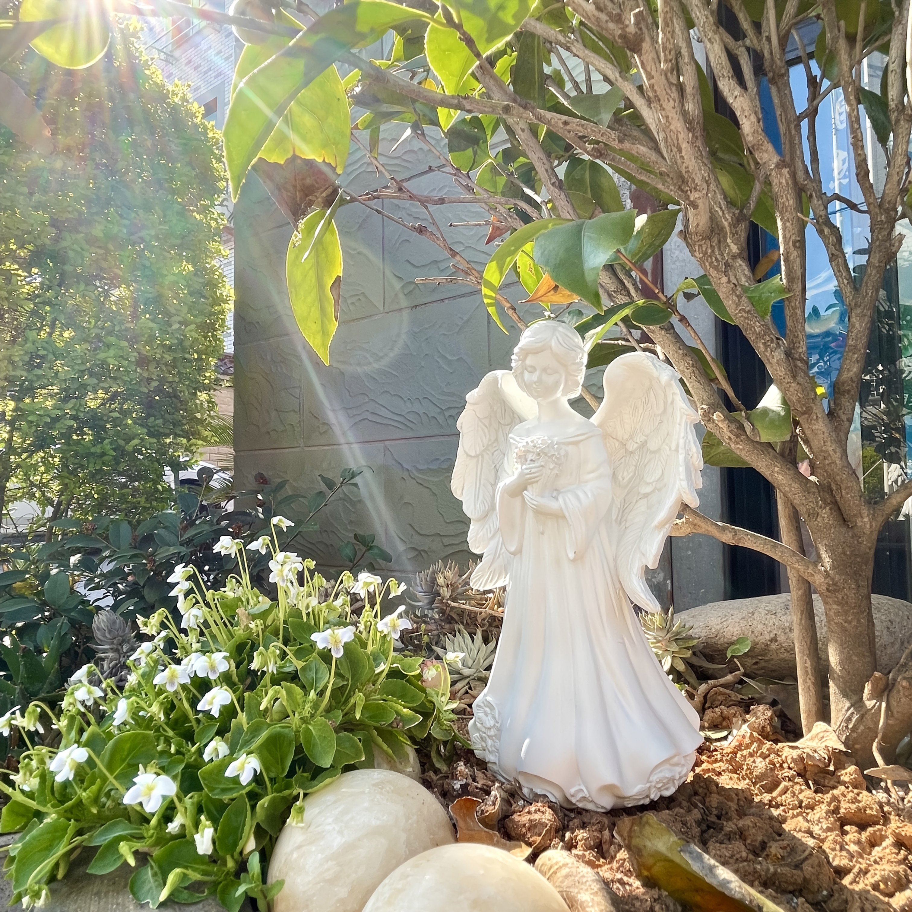 Image of 1pc, Collectible Figurine, White Bouquet Statue Resin Ornament, Meaningful Guardian, Easter Christmas Mother's Day Atmosphere Decor , Outdoor Garden Courtyard Decoration, Girly Heart Exquisite Gift
