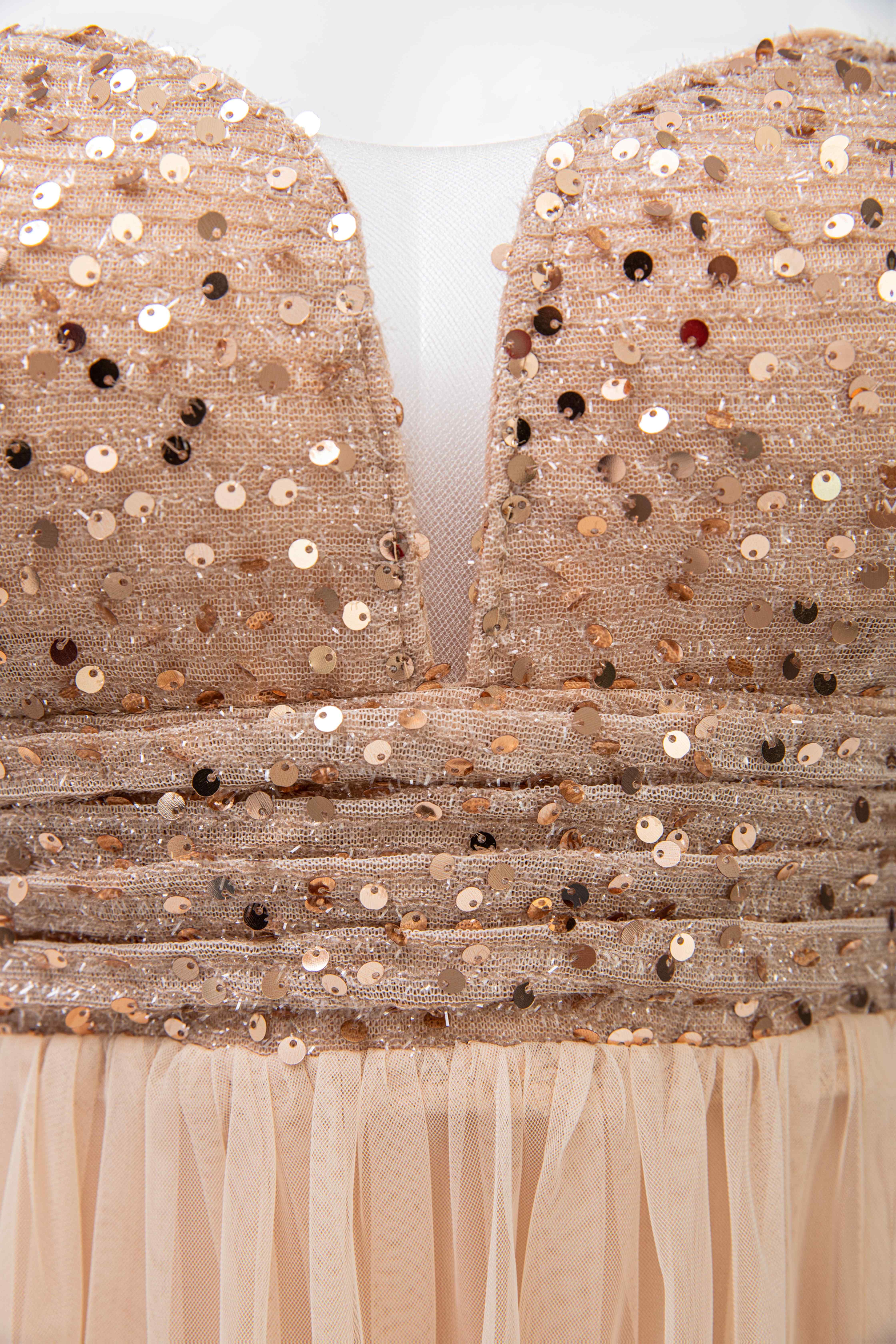 Élégante robe de soirée rose en tulle à épaules dénudées, robe trapèze à fente haute pour femmes - Parfaite pour les mariages et les événements formels, tenue de soirée formelle | Détails exquis