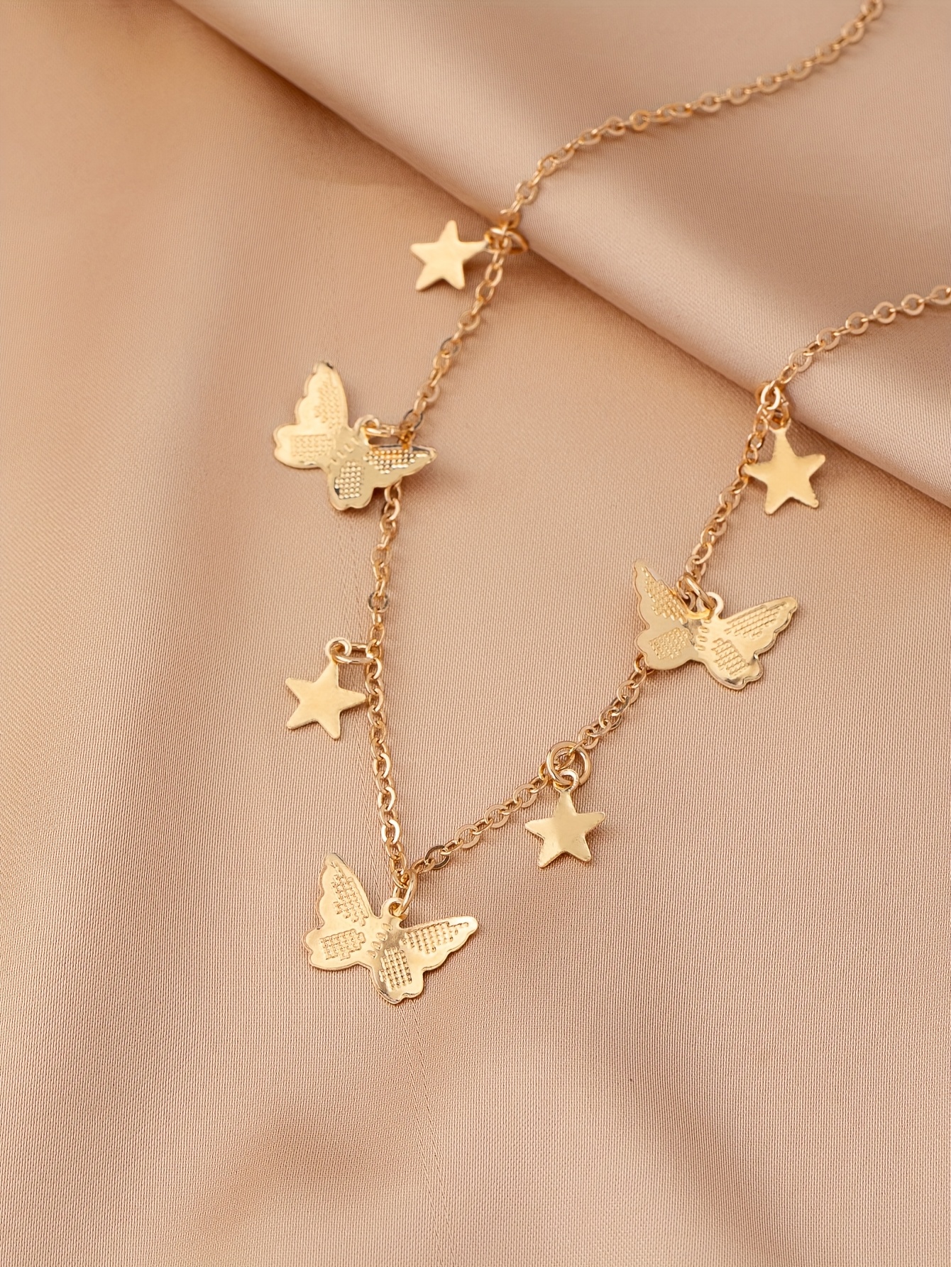 Collar elegante y minimalista con colgante de mariposa y estrella para mujer - Aleación de zinc de tono dorado, ideal para el uso diario y las fiestas, piedra de nacimiento de agosto, piedra sintética, dijes de mariposa