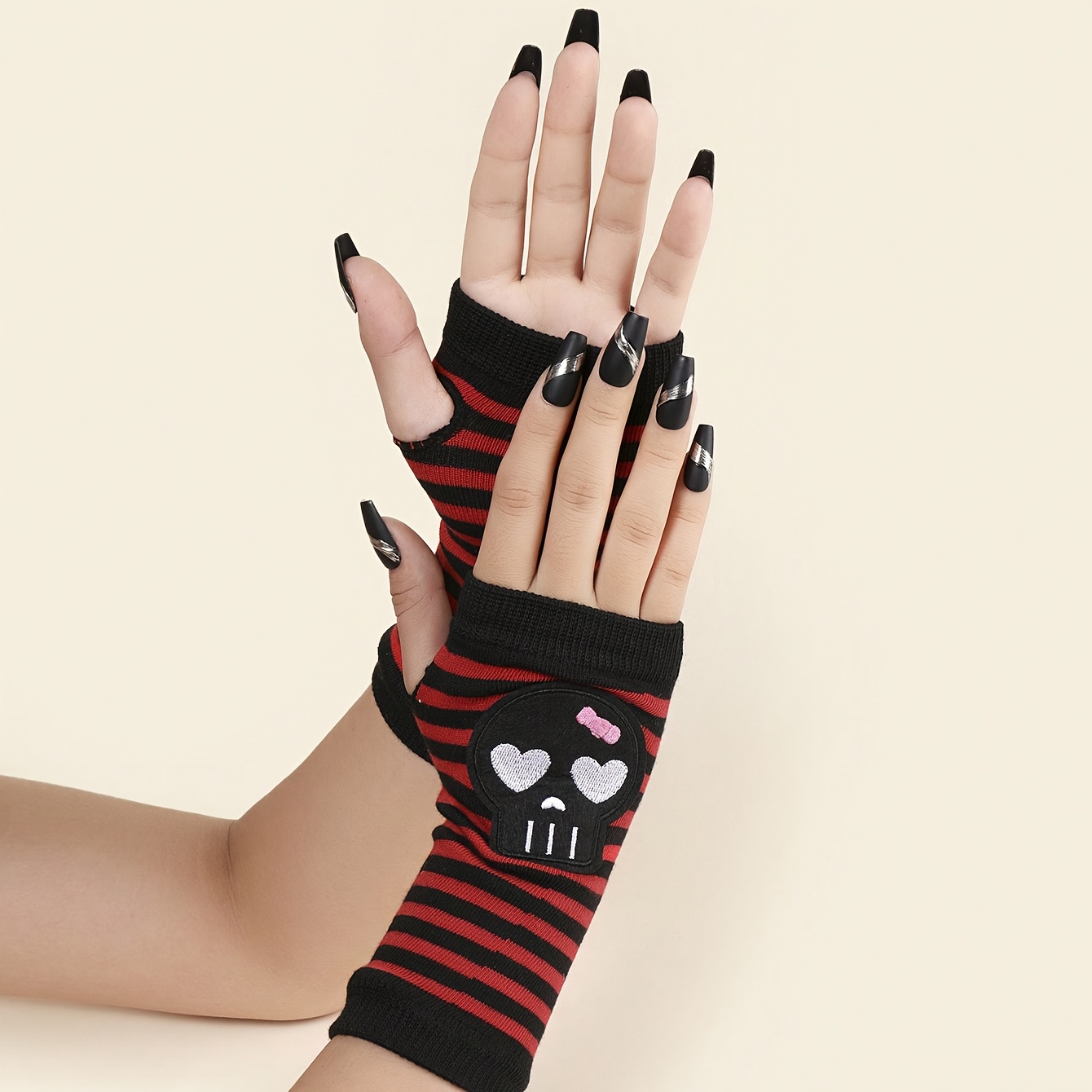 TEMU Ein Paar gestreifte Handschuhe im Y2K-Stil mit Totenkopf- Herz-Stickerei im -Style. Die Streifen-Nahtverbindungen sind recht auffällig. Bitte