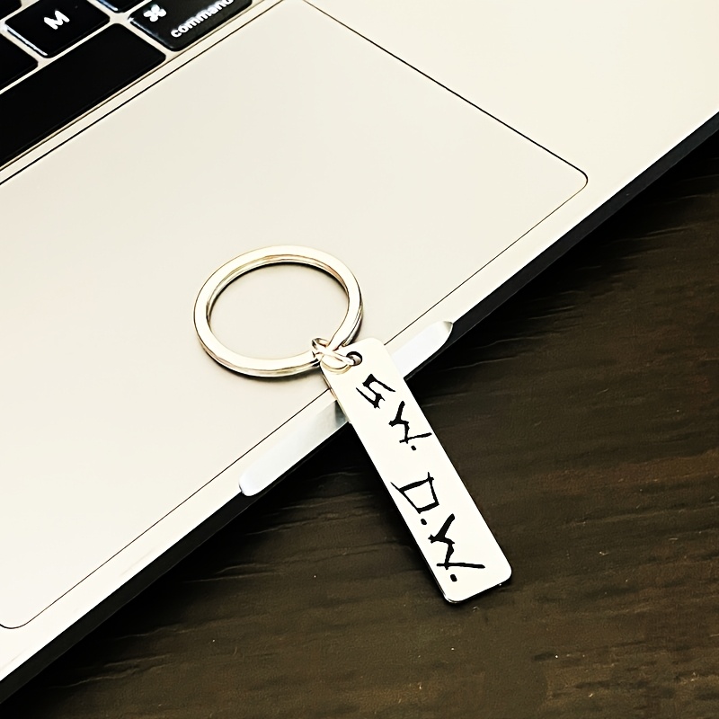 TEMU Llavero de Acero Inoxidable con D.M.W, Llavero de Barra Grabado, Llavero Personalizado para Hombres y Mujeres, Accesorio de Llave de Metal