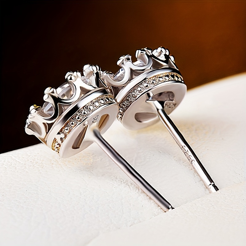 

A Pair Of Crown Fashion Earrings, Korean Version, Fashionable And Fresh European And , Suitable For Men And Women