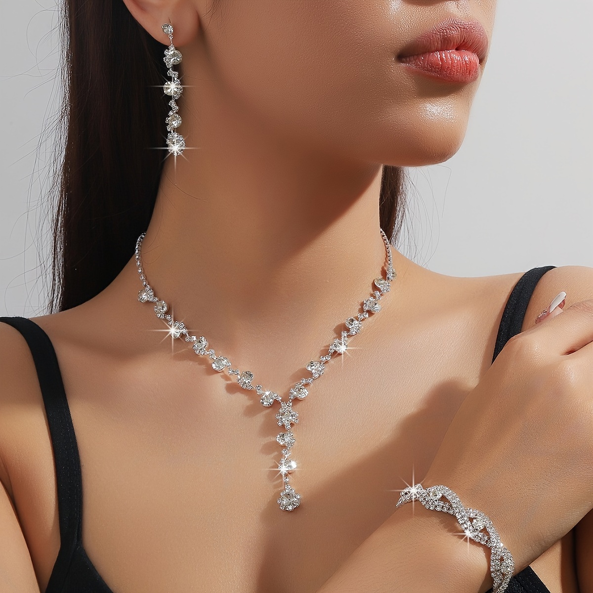 

A Set Of 4 Pieces Of Ladies' Jewelry With Artificial Crystals For Weddings, Including A Crystal Necklace, Earrings, Bracelet, Perfect For Bridesmaids As A Gift For Weddings, Parties, And Dances.