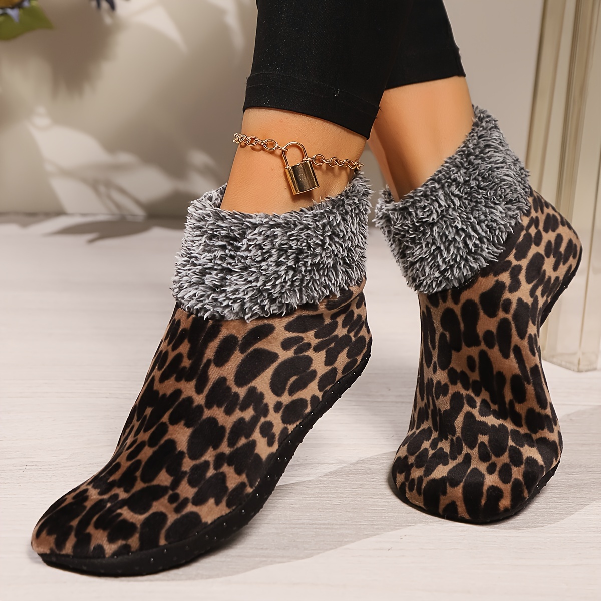 

1 Pair Women's Leopard Print Winter Slipper Socks - Cozy, & Warm Non-slip Floor Socks With Fluffy Cuff For Pilates, Ballet, Yoga & Fitness, Soft Polyester