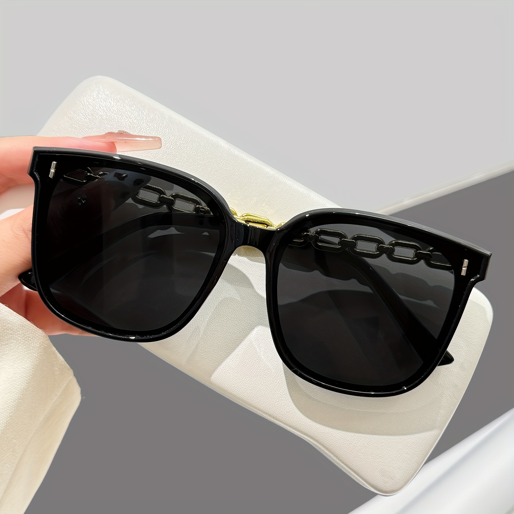 1pc Black Square Chain Decor Sunglasses, Women's Fashion Statement Glasses, Protection, Suitable For Parties, Beach Gatherings, Street Style, Women's Sunglasses