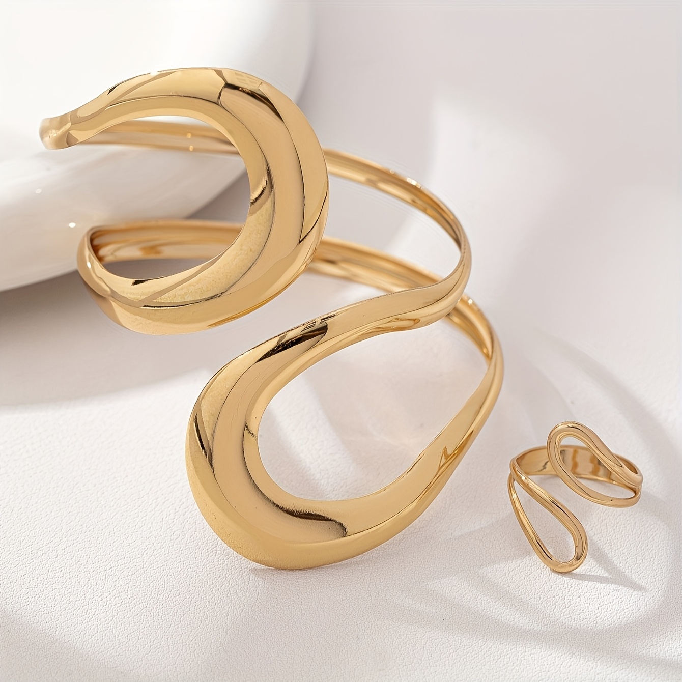 TEMU Ensemble de 2 pièces de bijoux pour femme élégants et stylés en métal métallisé brillant , comprenant un large bracelet métallique et une bague,