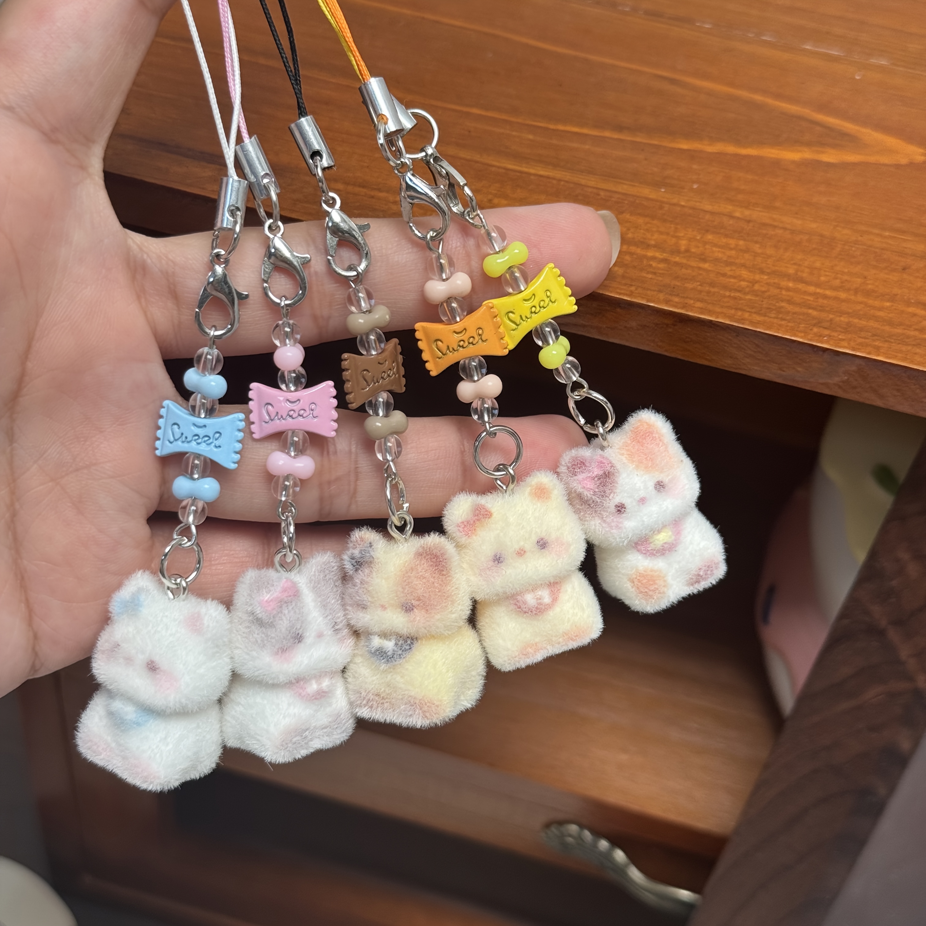 TEMU Lot de 5 breloques de téléphone pendentif chat en perles de bonbon floquées colorées, pour sac à dos/cartable/étui à écouteurs/accessoires