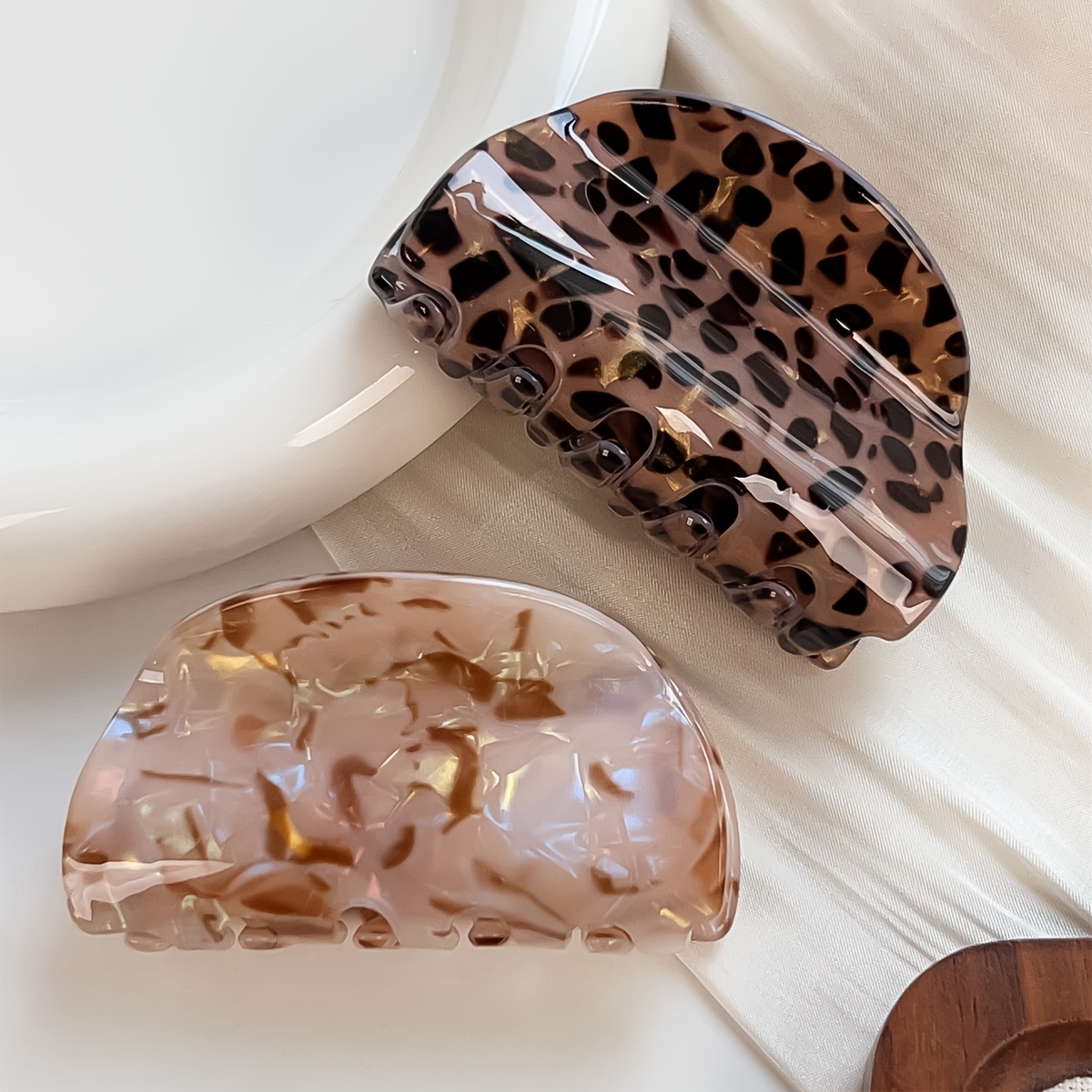 Image of 2pcs Of Color Patterned Hair Clips. High-end, Versatile Leopard Print Acetate Comb Clips. Casual, Retro, Easy Curved Hair Clips. Elegant Hairstyle Accessory With A Sophisticated Style