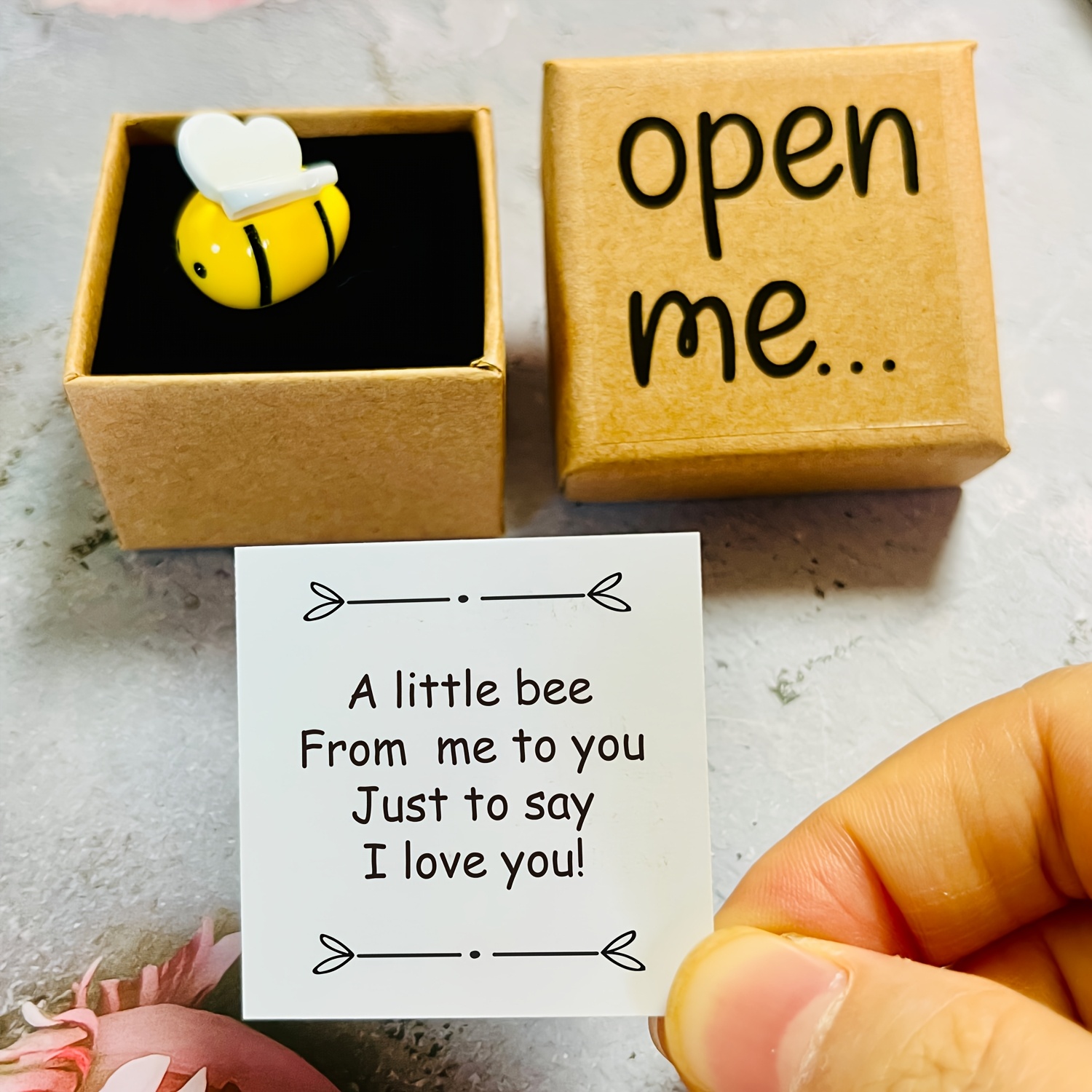 TEMU Gift For Her/him 3-piece Set: 1 Bee   1 Card   . The Industrious Bee, "" Gift Box With Resin Bee And "i Love You" Cardâbirthday Party Gift,