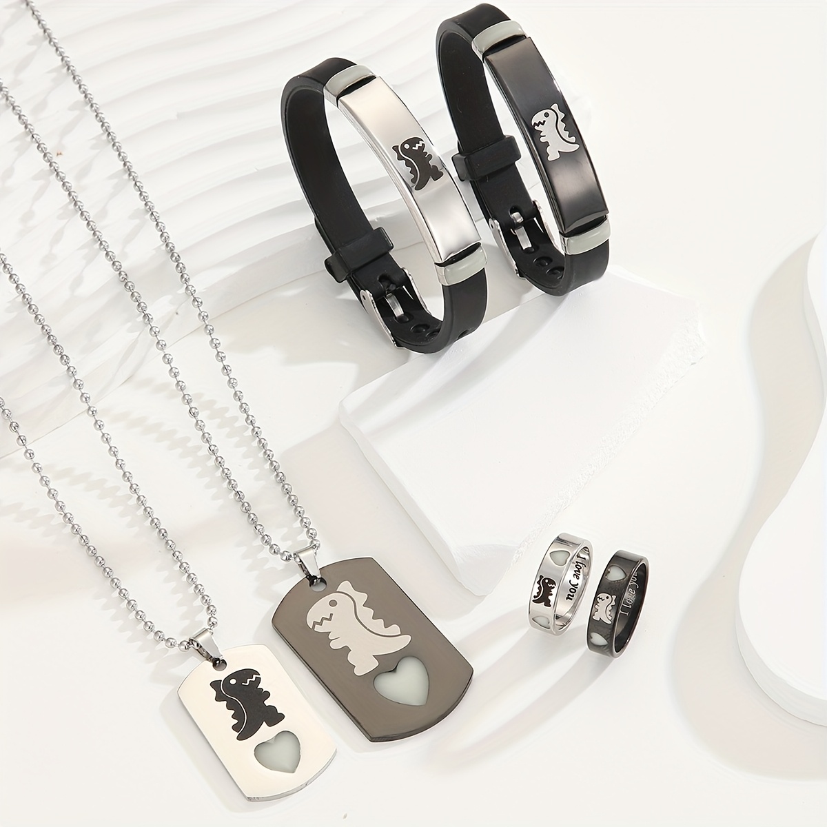 E-shop Set mit 6 leuchtenden Herz-Accessoires mit süßem Dinosaurier-Design, inklusive Paar-Halsketten, Armbänder und Ringe, als Valentinstagsgeschenk