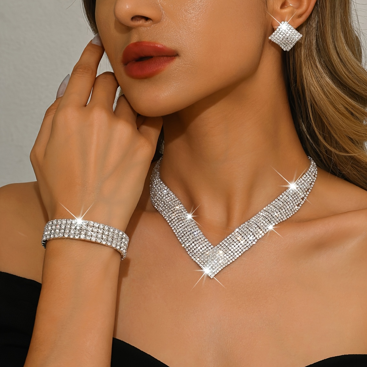 Atmospheric Elegant Women's Jewelry Set with Necklace and Earrings