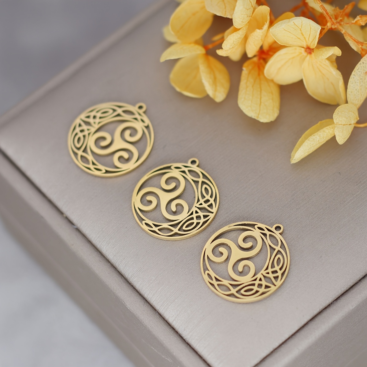 TEMU Lot de 3 breloques croissant , triskèle, triple spirale, nœud irlandais, amulette Wicca, pendentif en acier inoxydable pour la fabrication de