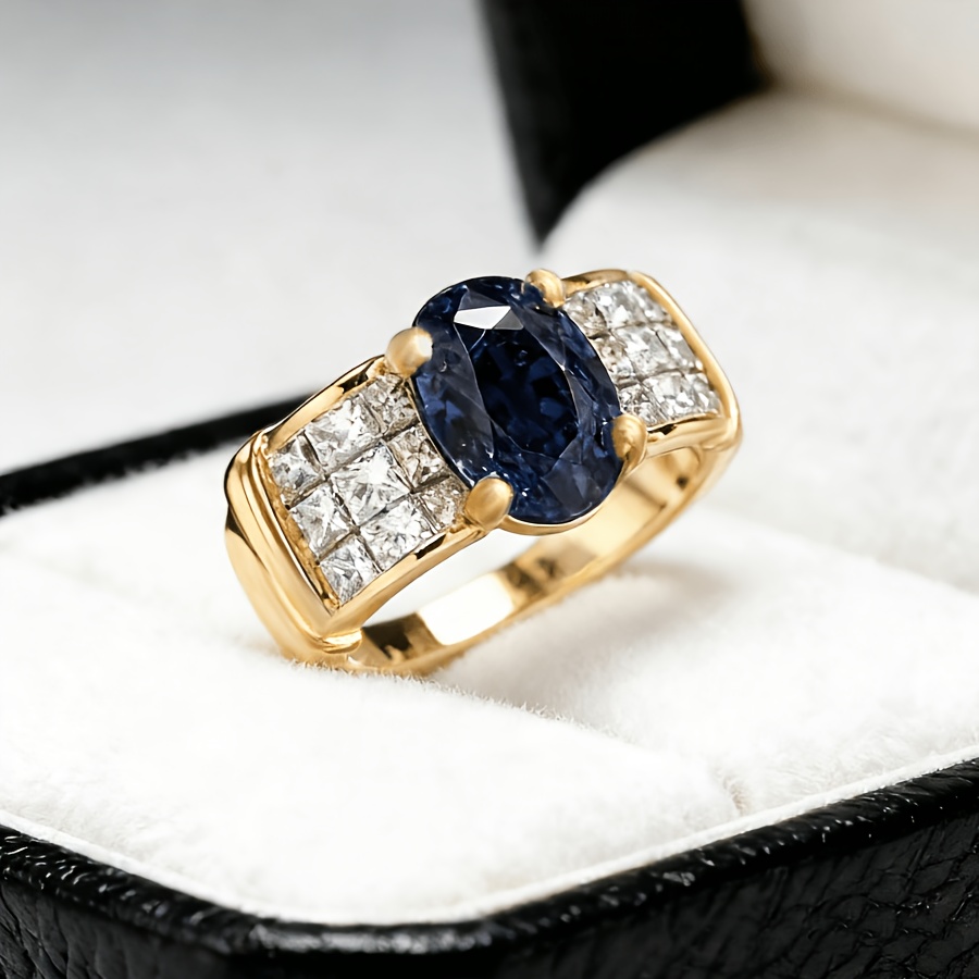 E-shop Ein beeindruckender exquisiter Ring mit einem oval geschliffenen, funkelnden blauen synthetischen Zirkonia, der Luxus Eleganz ausstrahlt. für