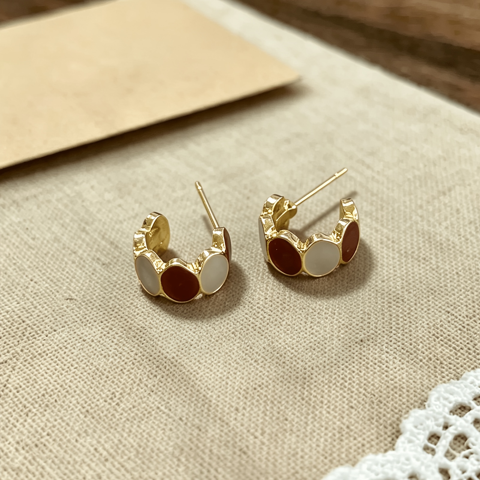 Women's Retro Exquisite Maillard Style Hollow Geometric Oval Earrings