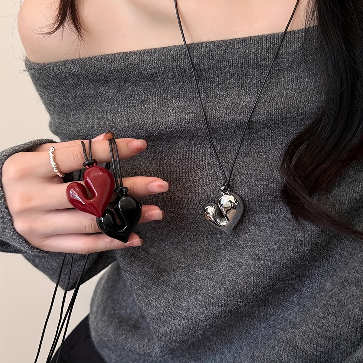 

Trendy Black Leather Rope Sweater Chain With Irregular Geometric Heart Pendant For Women In Autumn And Winter, Featuring A Minimalist And Cool Style.