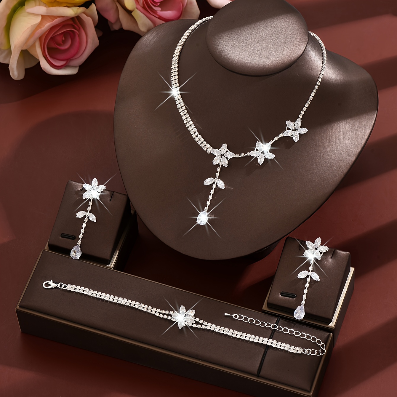 E-shop Elegantes Damen Schmuckset mit Blumenmuster, inklusive Halskette, Ohrringe und Armband - Premium und atmosphärisches Blumenquasten-Design,