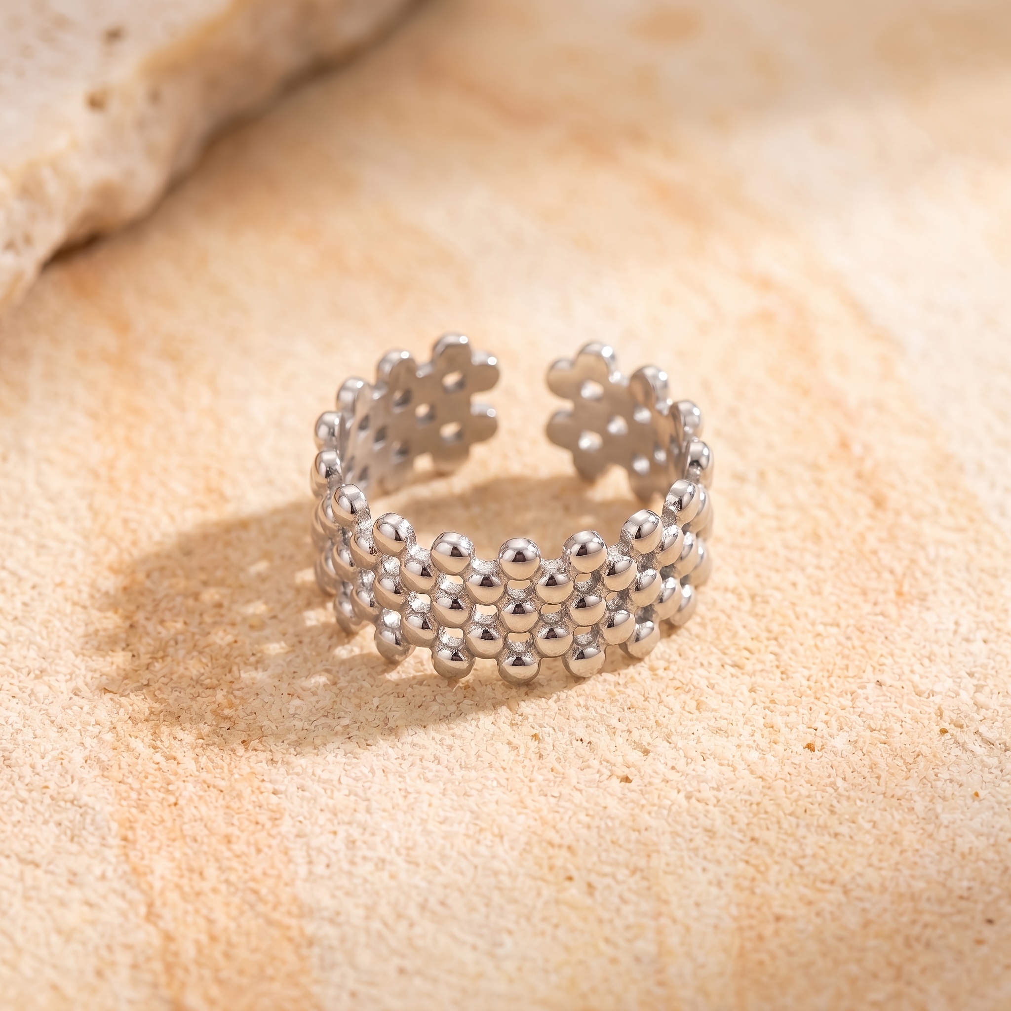 A Multi-layered Hollow Stainless Steel , A Unisex Fashion Accessory, Vintage And Exquisite Styles That Are Versatile And Unique
