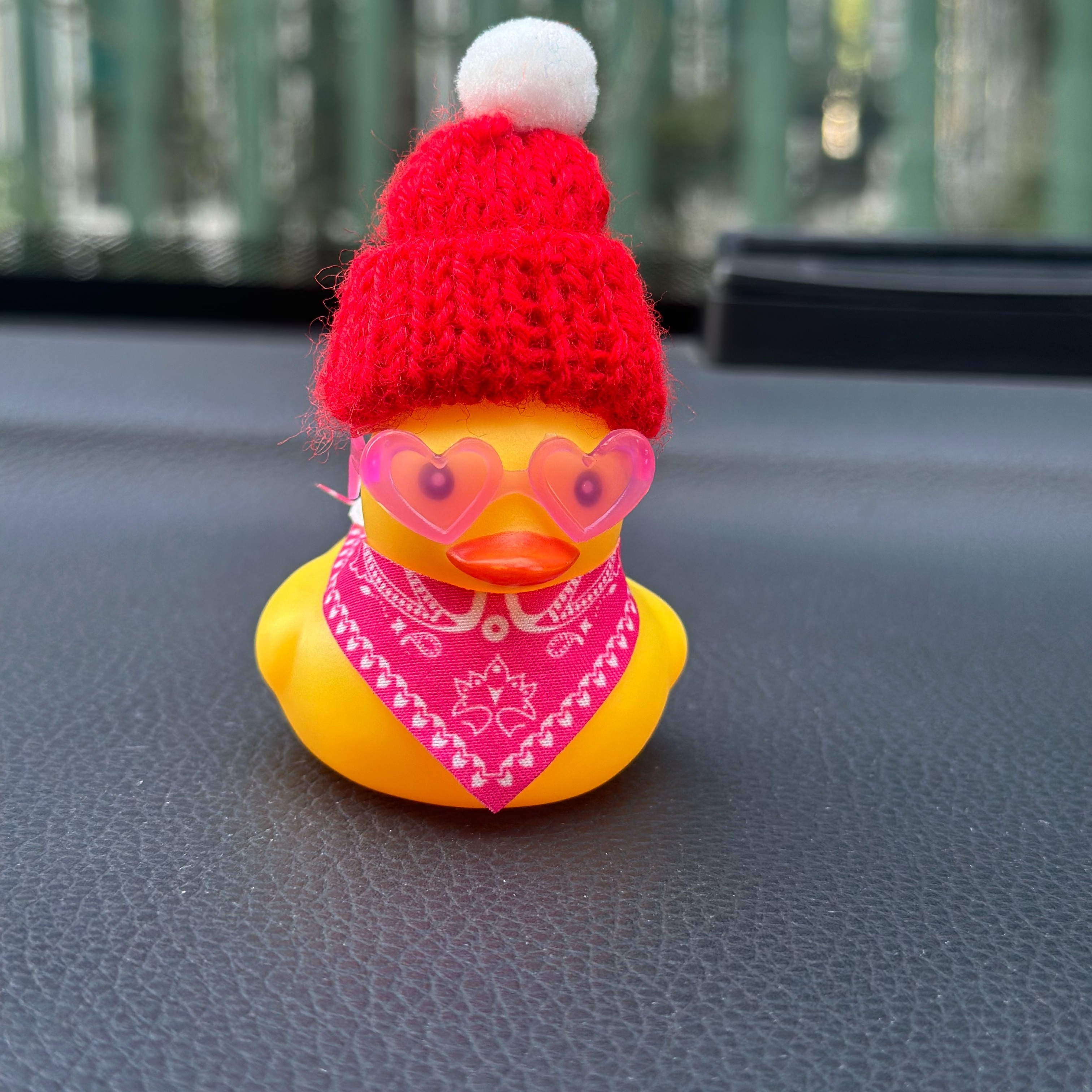 

1pc Fashionable Silicone Duck Car Dashboard Decor With Red Knit Beanie, Bandana, And Pink Heart-shaped Glasses - Couple's Rubber Duck Auto Accessory