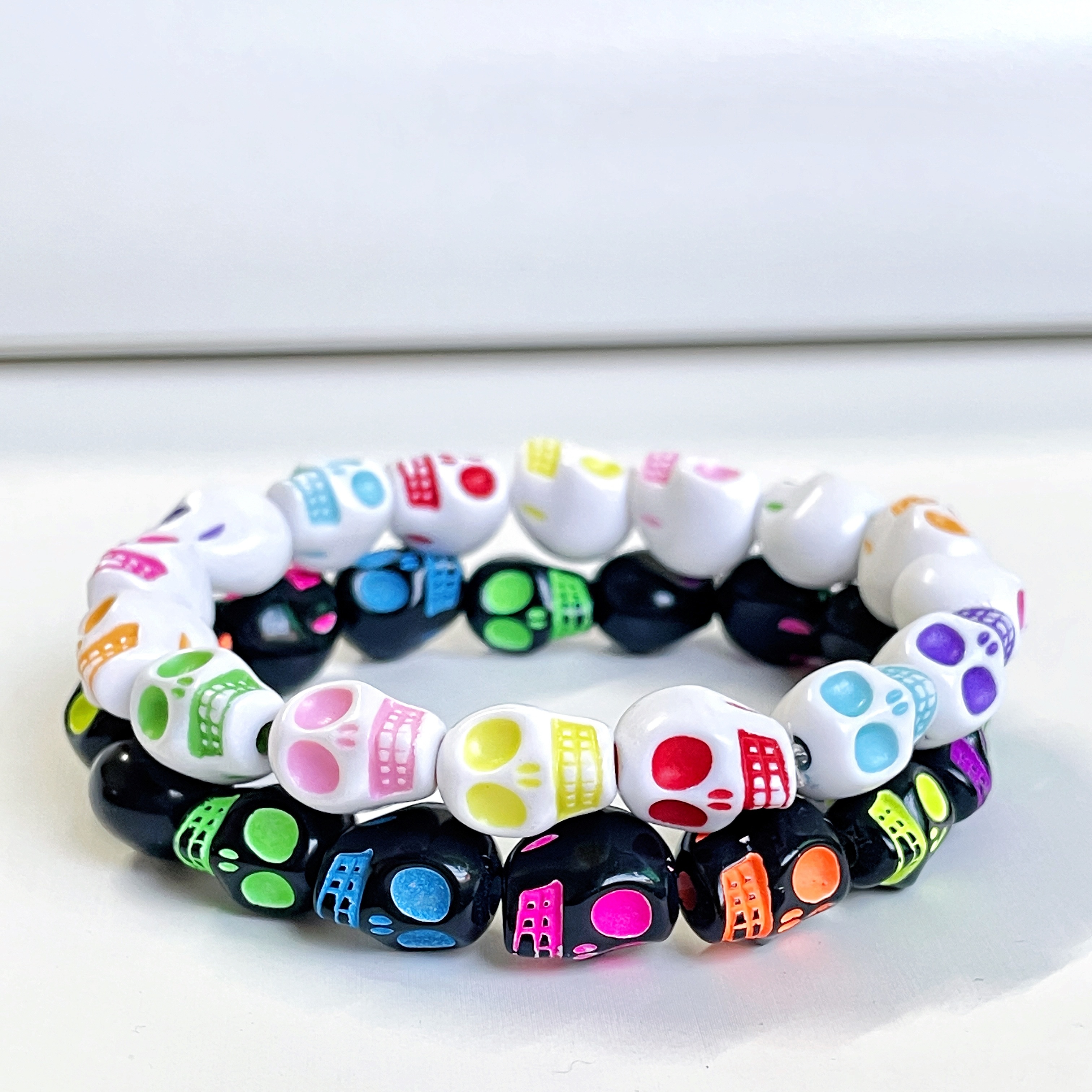 Image of 2pcs, Colorful Skull Head Elastic Line Resin Bracelet, Neutral Bracelet, Halloween, Suitable For Daily Wear, Gift