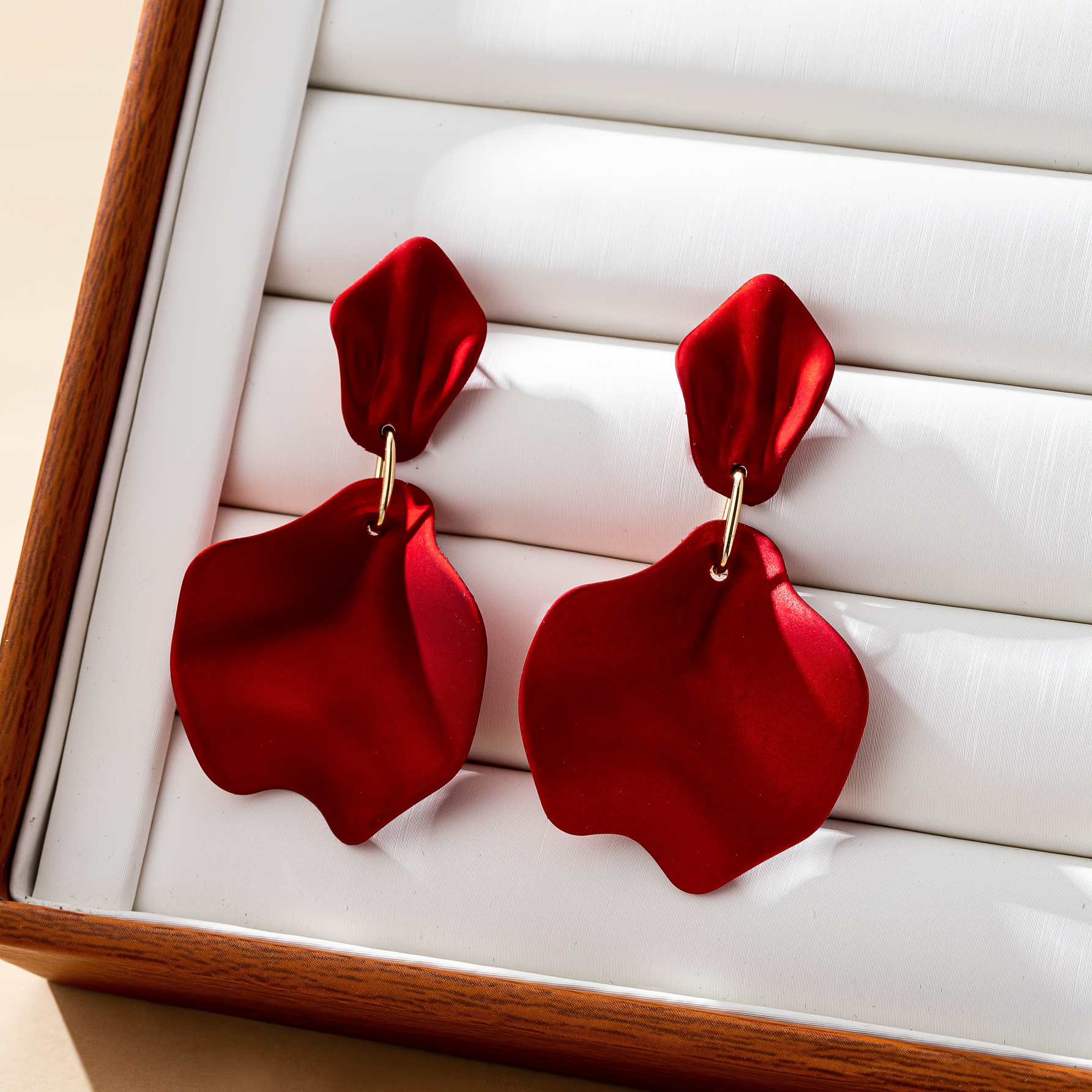 TEMU Une paire d'élégantes et sexy boucles d'oreilles en acrylique de pétale rouge pour femmes, parfaites pour les banquets, les fêtes, les festivals