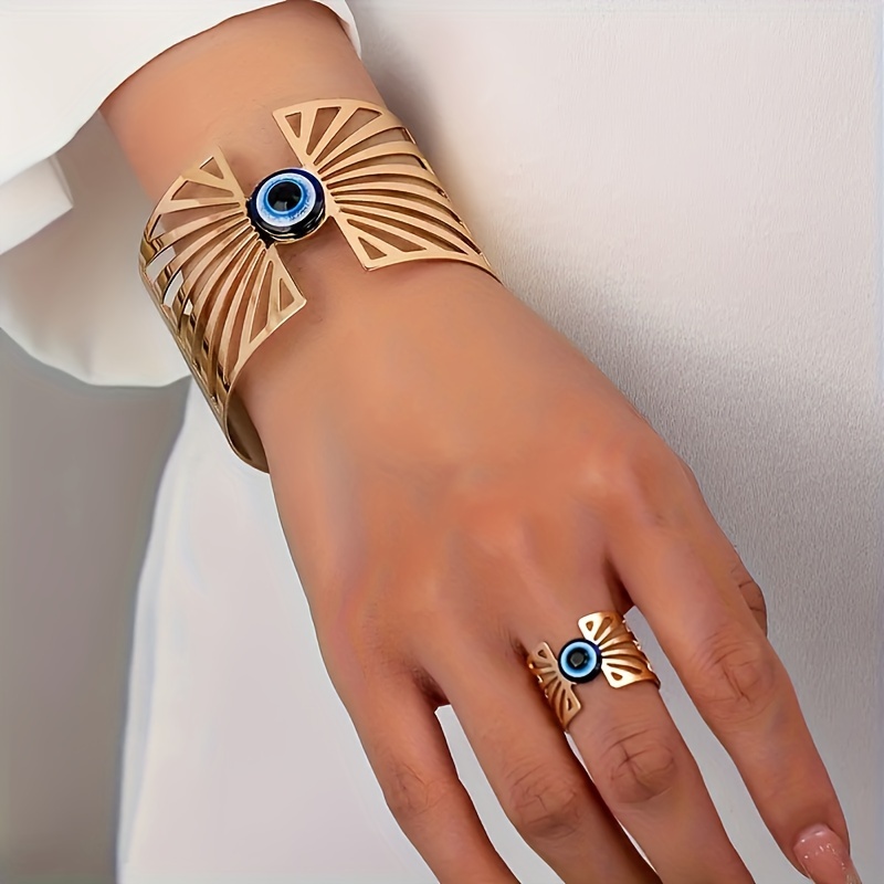 

Ensemble de Bijoux -Chic pour Femmes : Bague et Bracelet au Design Œil & Éventail en Doré - avec Accents en Plastique, pour Tenue Décontractée