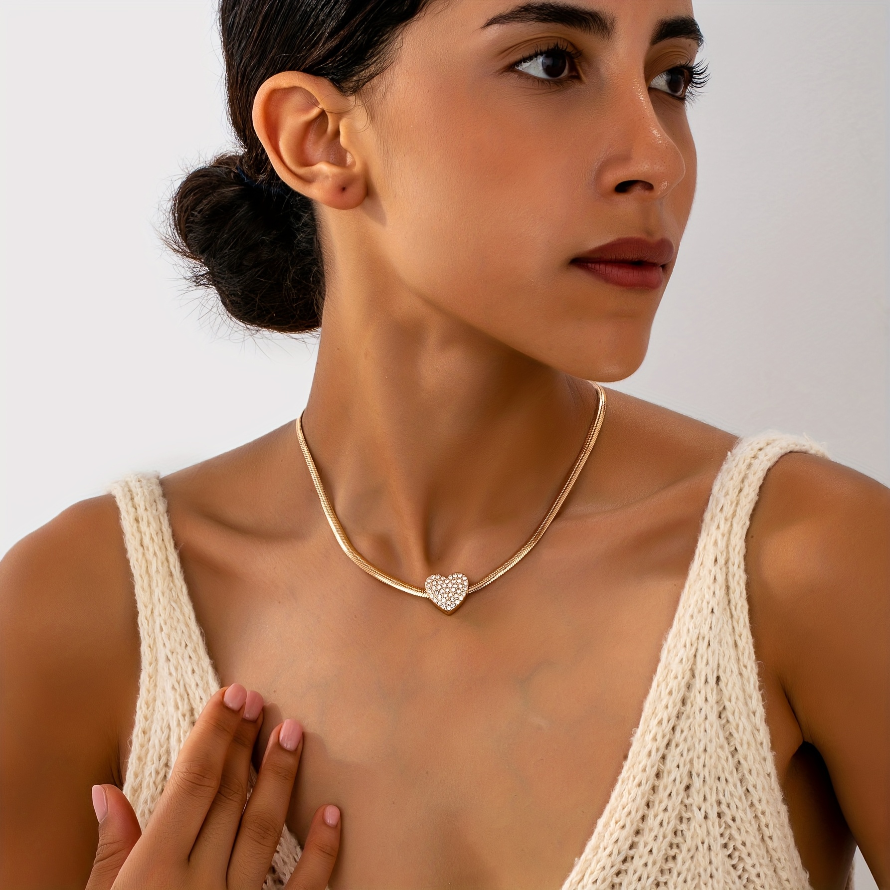 E-shop Eine einfache Herzanhänger Flache Kette Schlangenkette Kurze Halskette für Damen, für den und zum Verbinden mit Outfits, ideal zum Verschenken